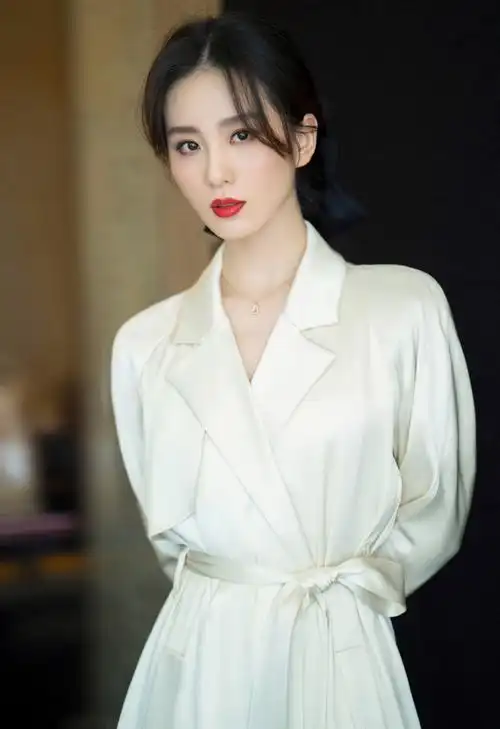 刘诗诗身着tods2021春夏系列乳白色睡袍式丝光风衣搭配qeelin经典珠宝