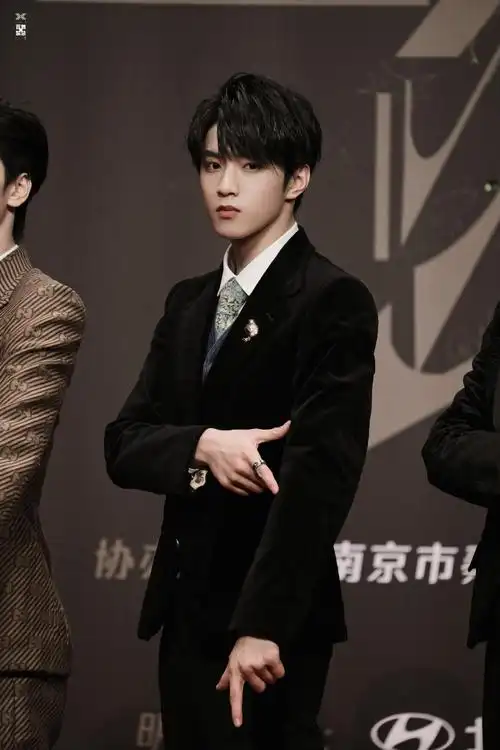 刘耀文团体活动红毯黑西装照图源自微博抱图吱一声谢谢