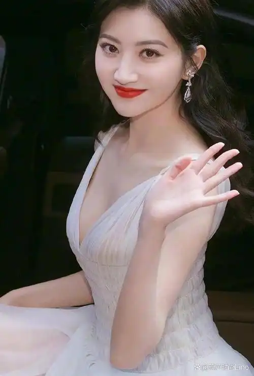 35岁的景甜身穿深v亮银裙,凹凸有致,丰满而又韵味,性感又迷人