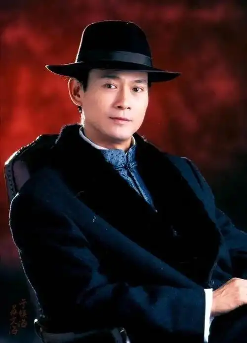 不过外表帅气的郑少秋,也难逃男人就钱就变坏的定律,辜负了初恋女友