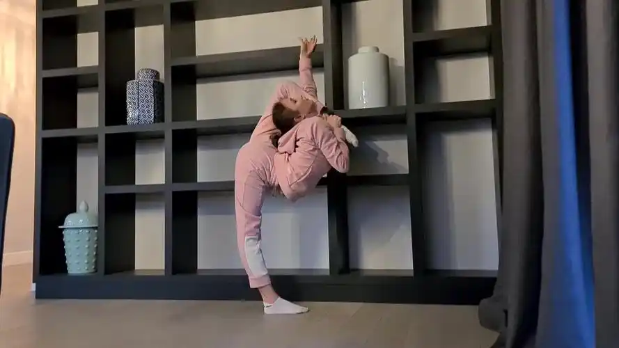 国外芭蕾柔术小姐姐柔软一字马度居家练习_哔哩哔哩 (゜-゜)つロ 干杯