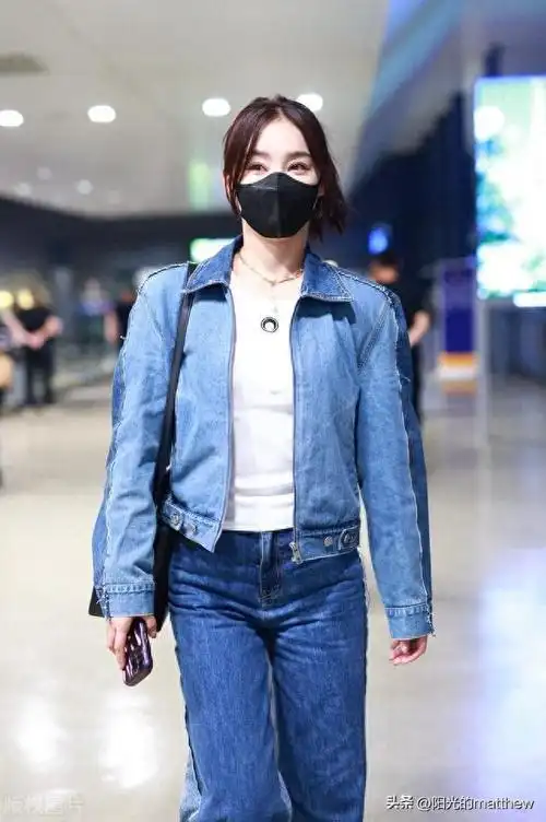 街拍袁姗姗牛仔夹克牛仔裤率性洒脱