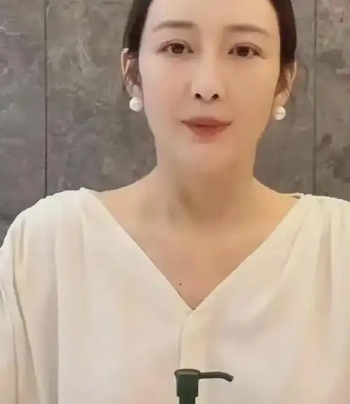 王鸥近况曝光宣布复工满脸疲态脱发严重网友坐完月子了