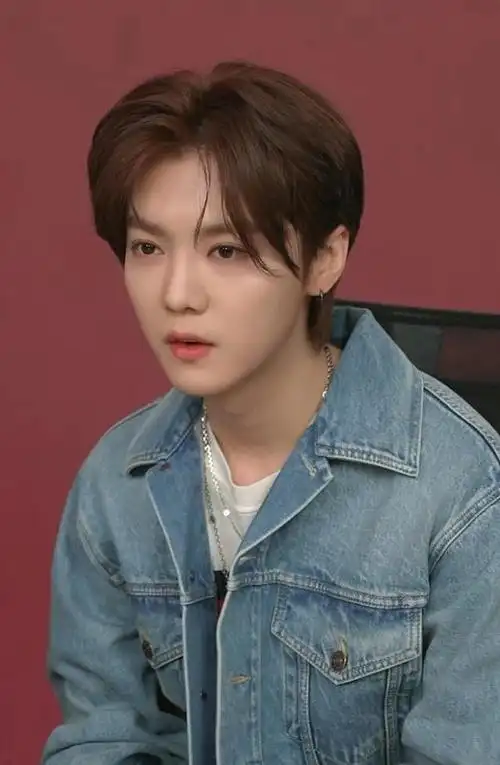 鹿晗直播状态一目了然,90后顶流已瘦身成功,颜值再回巅峰