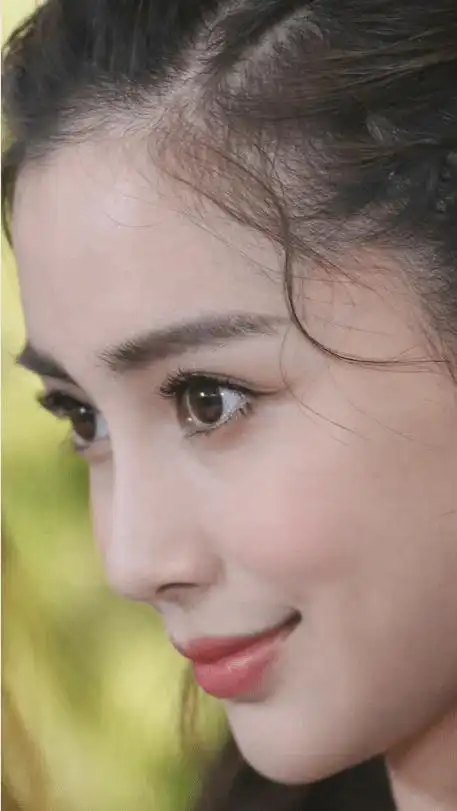 如今杨颖所说的十年已经过去,她的脸不仅没有塌掉,反而愈发漂亮精致.