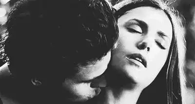 种草莓是男女亲吻的时候用力吸允,然后在对方亲过的地方留下红红的硬