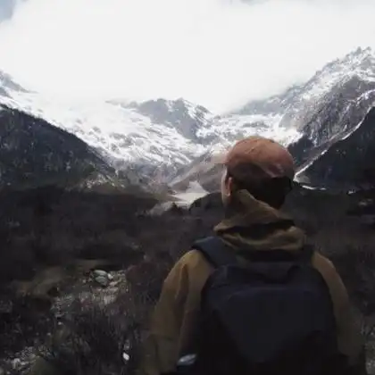 男头像背影超清帅气好看的男生看风景背影帅气头像图片(图8)