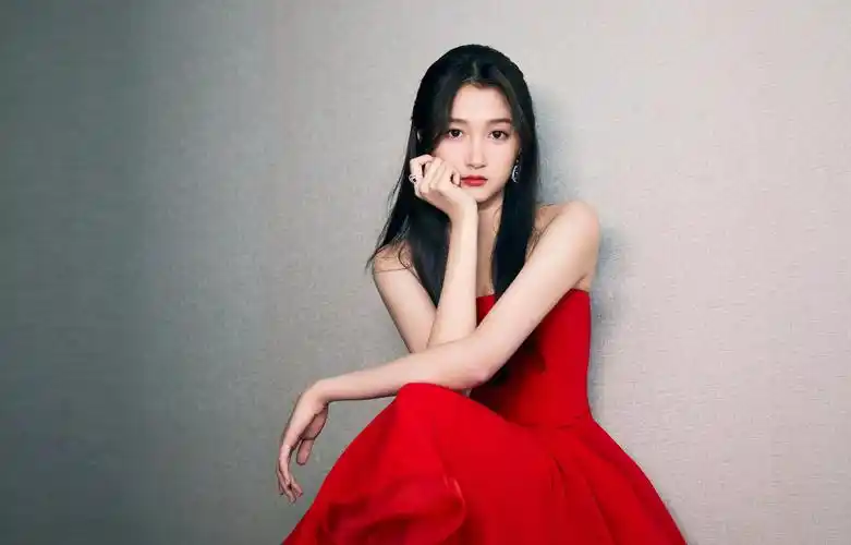 关晓彤红色裹胸性感小礼服绝色写真