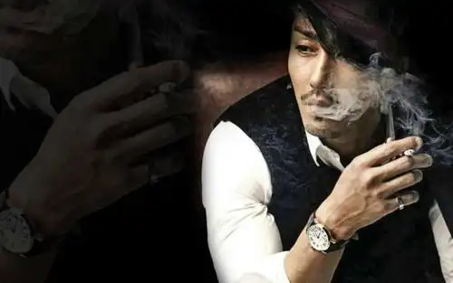 或者是一种 沉默(或者成熟),嘴里叼着烟还说话,肯定不帅