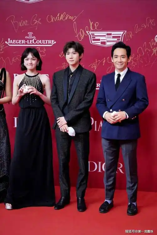 上影节红毯:周润发杨紫琼同台,胡歌抱起吴磊,《封神》剧组亮相_朱一龙