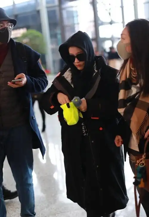 张雪迎全黑look走机场,穿黑羽绒服酷劲十足,墨镜遮面变霸道总裁