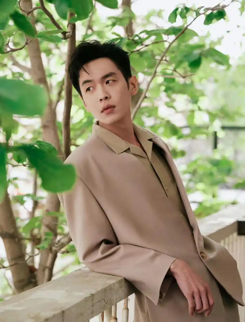 张若昀穿西装也是帅的离谱!春意阑珊氛围感满满,侧脸的颜值真的绝了!