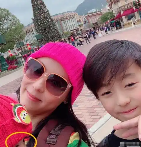 张柏芝携儿子出游心情好,小儿子五官险曝光,大眼长睫毛抢镜