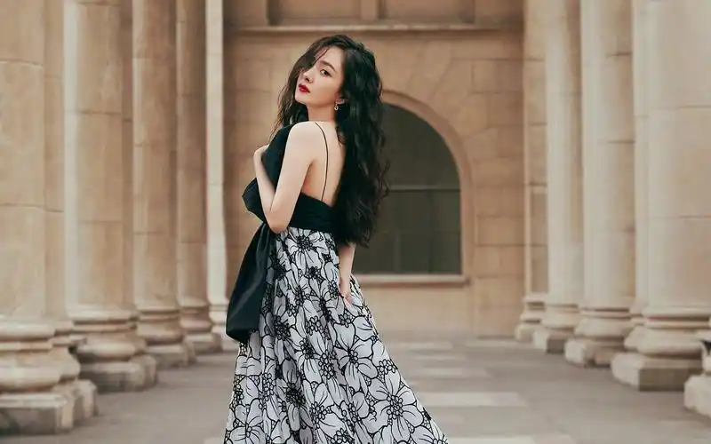 杨幂撞色长裙性感高清桌面壁纸