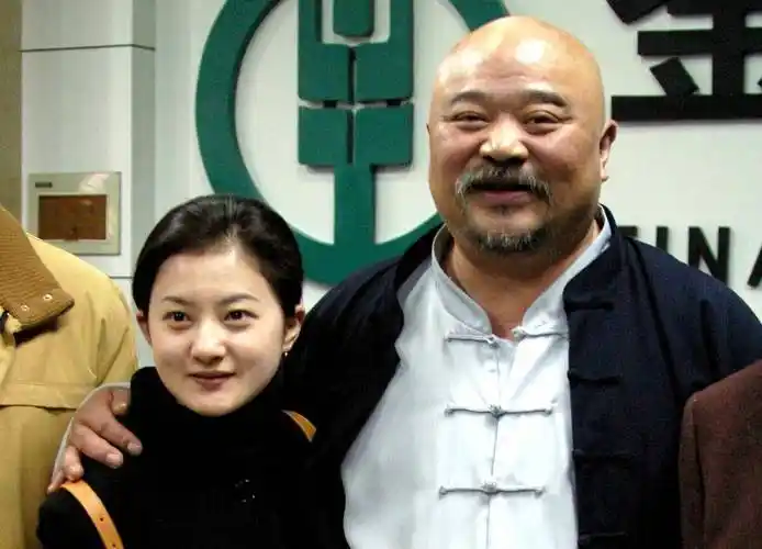 直到后面一家人北漂时,李琦扛起生活重担,为老婆孩子撑起一个可以遮