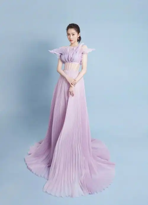 关晓彤央视国庆晚会造型香芋紫镂空礼服花瓣设计展现柔美之姿