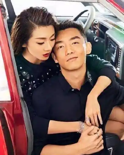 程晓玥穿深v礼服大秀事业线,可郑恺与baby再同框却如此尴尬_类节目