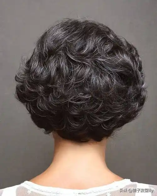 女人过了45岁,发型这样整,剪短烫烫就是不一样_女性_形象_生活