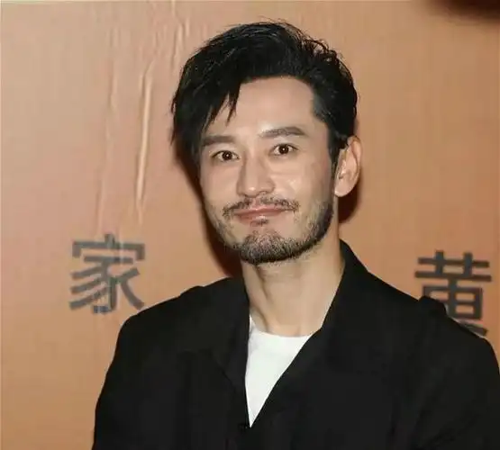 1 / 5 黄晓明留了络腮胡子,我差点没有认出他来.