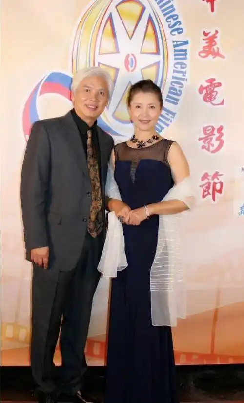 黎,68岁时尚犹存,晒与老公近照,女儿遗传了她的美貌_杜十娘_电影_潘虹