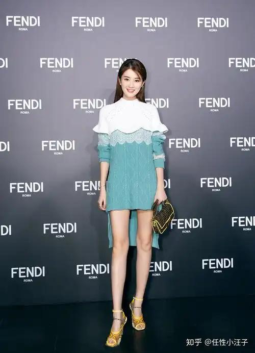 乔欣一袭纯白色一字领礼服凸显可爱甜美就是这么性感