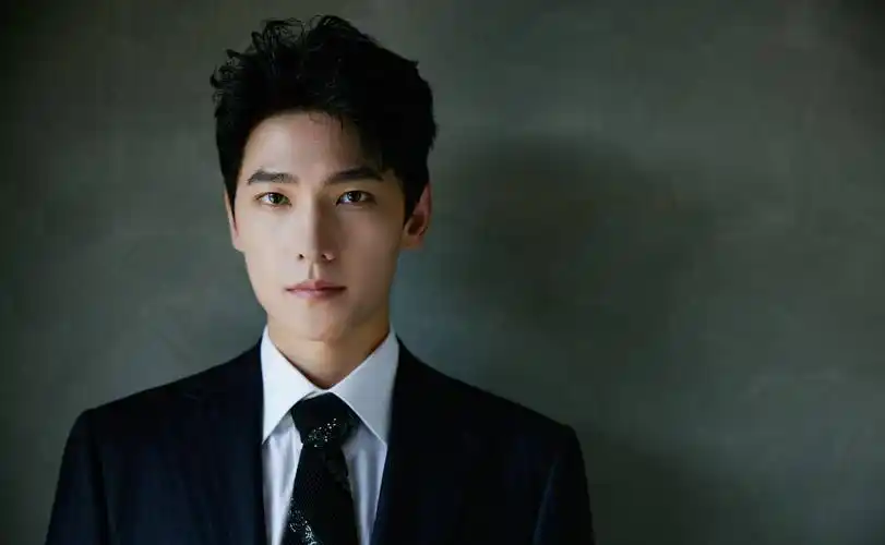 杨洋回应演技争议称问心无愧,过往言论引争议,被扒只有中专学历_网友