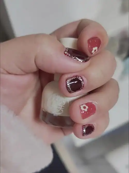 最近开始迷上美甲,自己在名创优品和拼多多分别入了几瓶指甲油,就开始