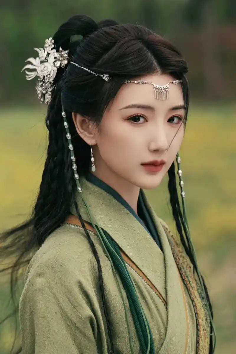 被毛晓彤的"古装造型"惊艳到了!又飒又酷,眼神极到位.