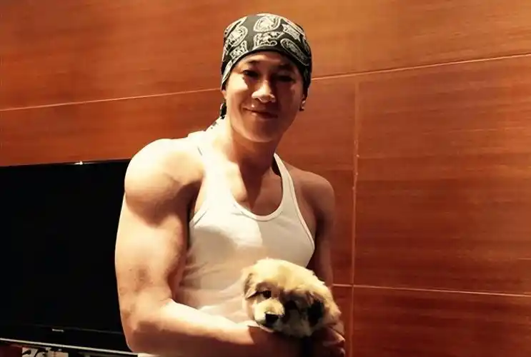 何润东48岁依旧荷尔蒙爆棚,肌肉状态更是碾压了多少男明星,将强者的