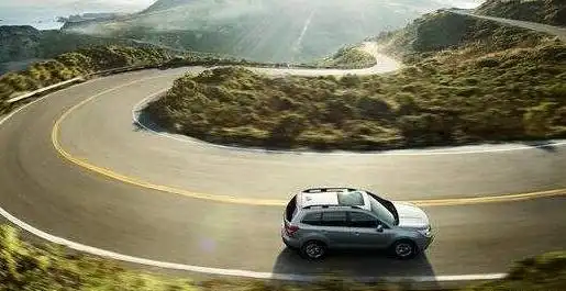 确保车辆在弯道内可控;以低速进入弯道之后,先选择转弯路线和修正方向