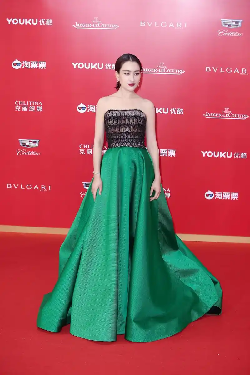 组图马苏蕾丝抹胸性感隐约拖地绿裙精致俏丽