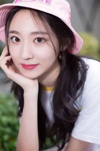 《创造101》王莫涵曝写真 可爱"甜笑杀"清新灵动