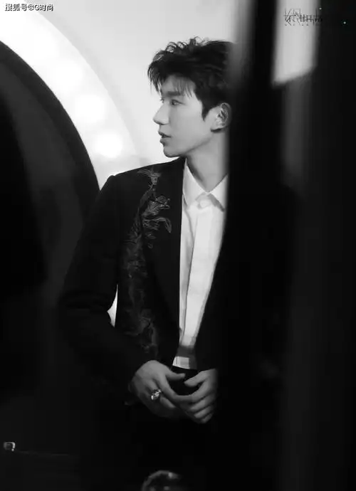 王源身穿黑色挺括质感西装造型出镜的他优雅矜贵