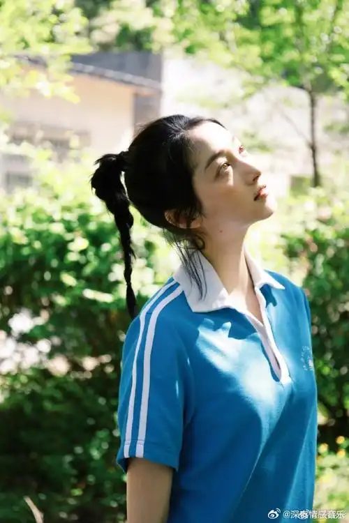 关晓彤校服照#关晓彤@关晓彤重新穿上校服这不妥妥的就是女高中生吗
