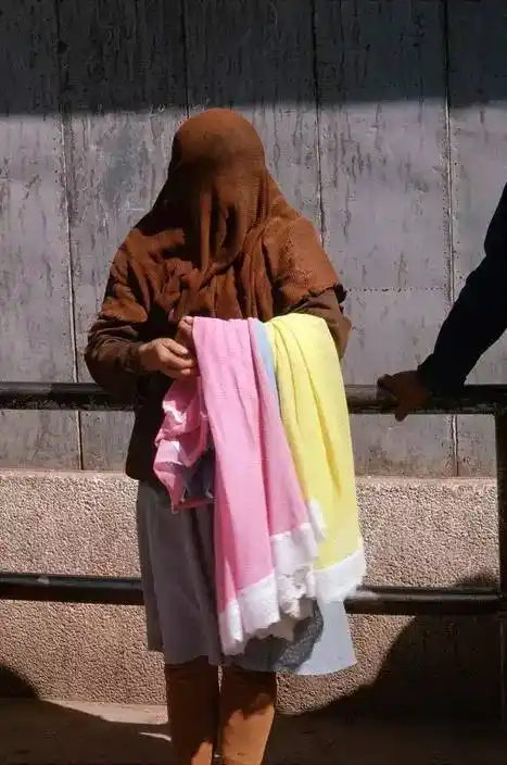 老照片 1989年的喀什 戴面纱的新疆女子