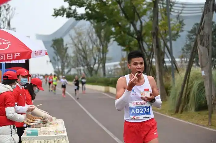视窗|2020成都马拉松:钵钵鸡,酸辣粉 特色补给引选手驻足