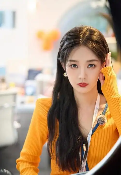 李一桐有一张漂亮的脸,不仅正面很迷人,而且侧面也充满了吸引力