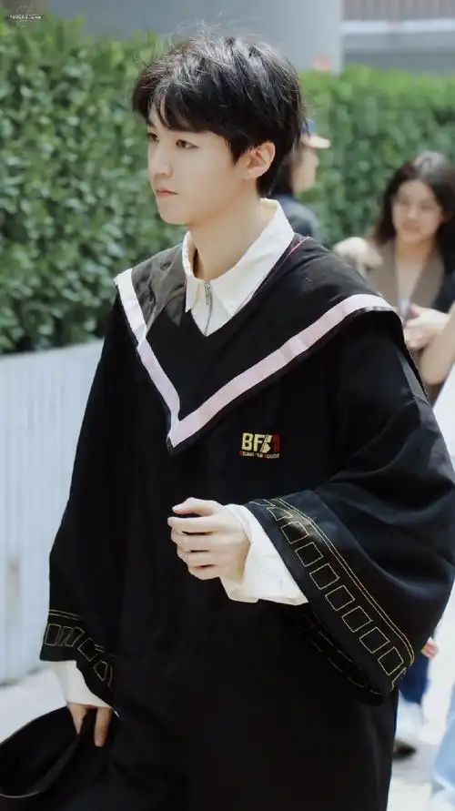 王俊凯从小到大的毕业照##王俊凯从北电金字塔滑下来屁股不痛吗