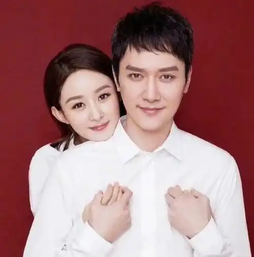 赵丽颖与老公合体出游,冯绍峰全程伶包服侍,颖宝穿个性装秀身材