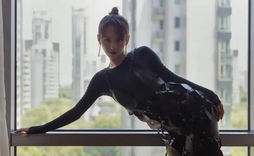 张嘉倪个性皮裙超强设计感,叠穿时尚装撩人于无形,变冷艳御姐_造型