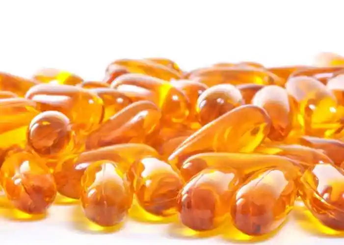 白色背景下的营养软胶囊