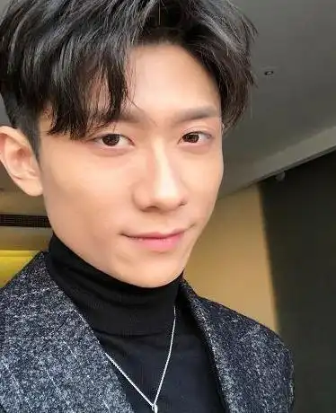 张一山晒自拍帅气出镜,却被胸前的小熊链子抢镜,杨紫躺枪?