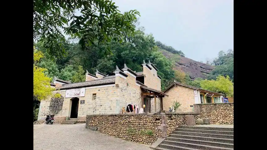 龙虎山无蚊村,据说因张天师和他母亲曾居此,这里一年四季没蚊子