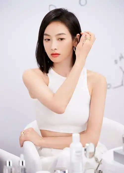 宋茜白色职业套装时尚写真_短发_外套_西装