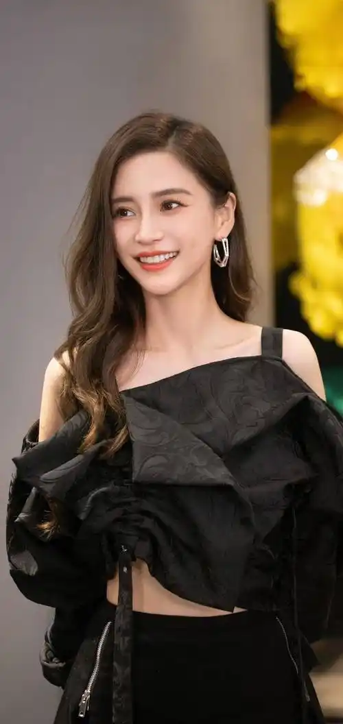 杨颖黑色超短裙性感美腿写真