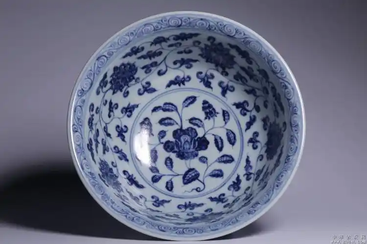 明代,"大明宣德年制"青花云龙花卉纹碗