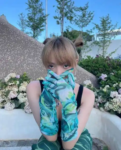 vava连体低胸装惹争议俏皮双马尾一改往日风格被曝成为新说唱导师