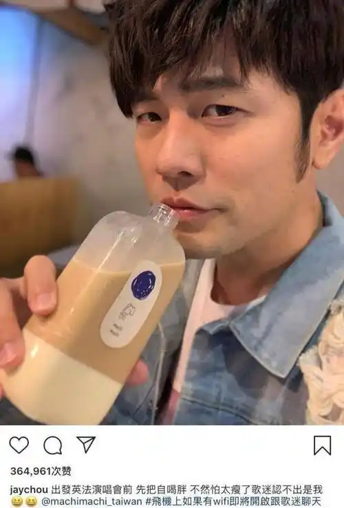 mv里的周杰伦,不仔细看像极了他_钢琴_专辑_阿信