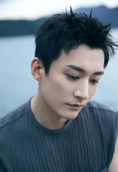 今天就让小图带大家一起欣赏刘学义的帅气照片以及充满荷尔蒙的男