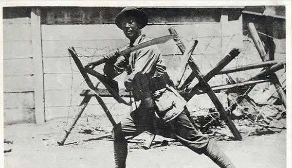 妇女慰问团慰问抗日战士时,也津津有味的扛起了大刀合影.